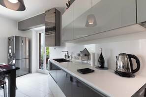 Mikrowelle, Ofen, Herdplatte, Geschirrspüler