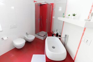 Shower, eco-friendly toiletries, hair dryer, bidet - TERRACE ON LAKE ⭐️ ⭐️⭐️⭐️⭐️ Open Space & Netflix [Free Parking Area] (Lecco)