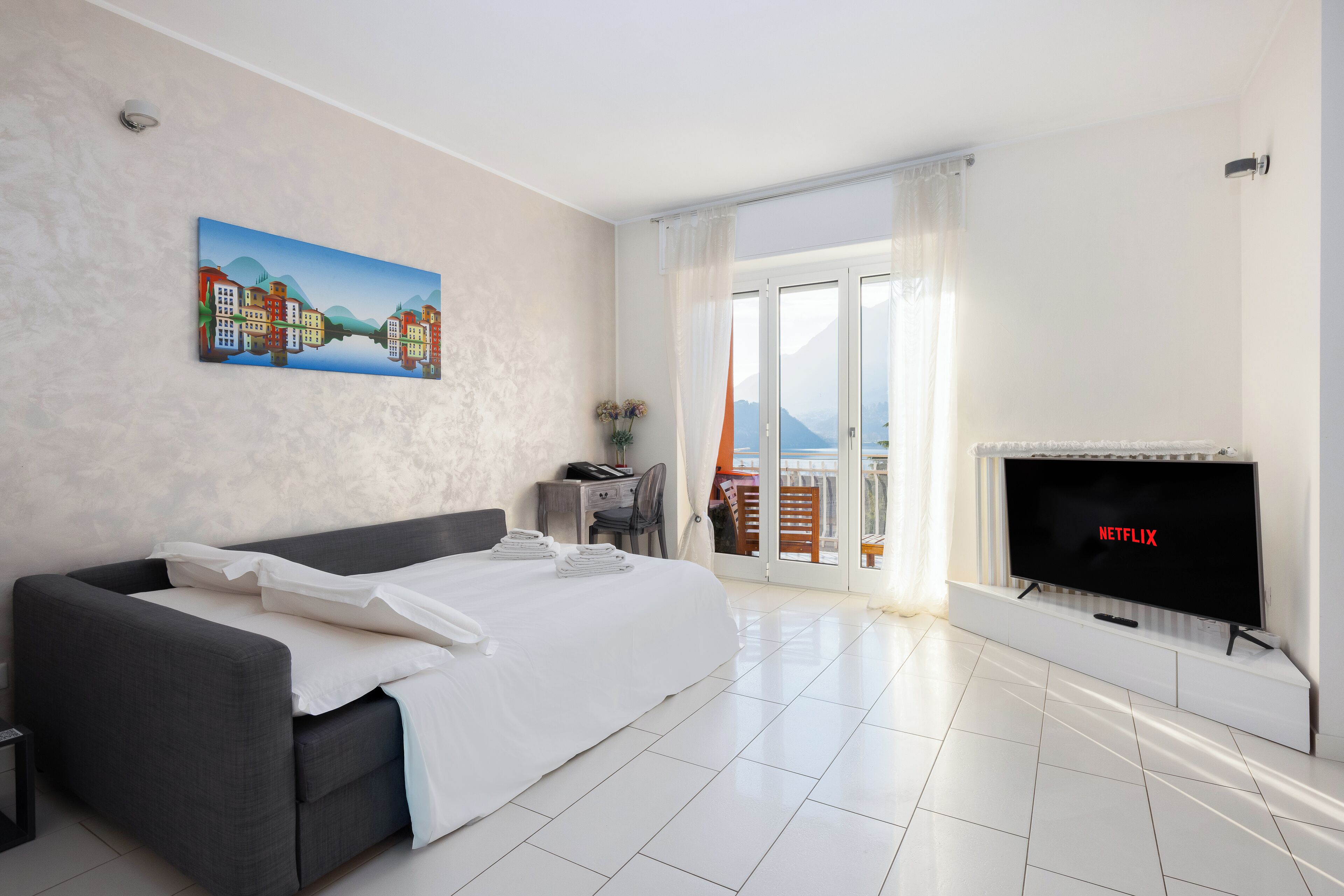 Een bureau, een strijkplank/strijkijzer, gratis wifi, beddengoed