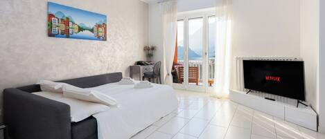 Bureau, fer et planche à repasser, Wi-Fi gratuit, draps fournis