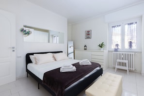 Desk, iron/ironing board, free WiFi, bed sheets - TERRACE ON LAKE ⭐️ ⭐️⭐️⭐️⭐️ Open Space & Netflix [Free Parking Area] (Lecco)