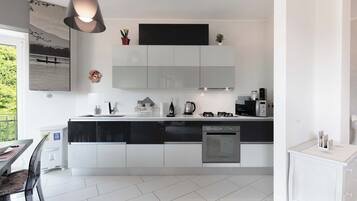 Microonde, forno, piano cottura, lavastoviglie