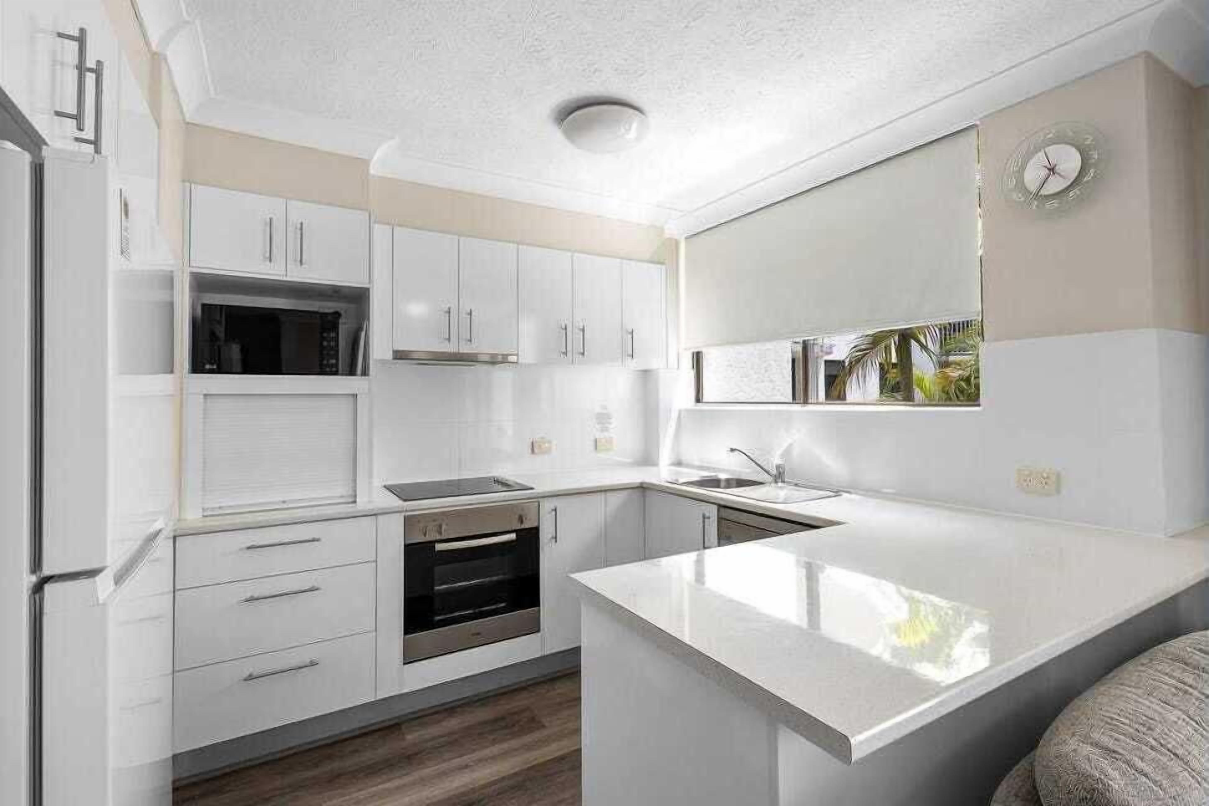 Køleskab, mikrobølgeovn, ovn, kogeplade