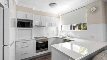 Køleskab, mikrobølgeovn, ovn, kogeplade