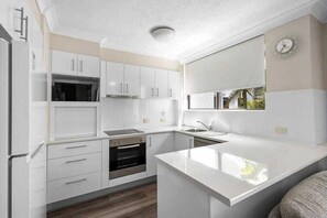 Kjøleskap, mikrobølgeovn, ovn og kokeplater