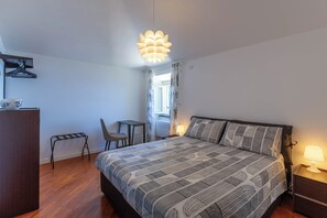 1 bedroom, desk, free WiFi, bed sheets - Cava Ardè Rooms: on the hill of Santa Giulia, with a breathtaking view (Lavagna)