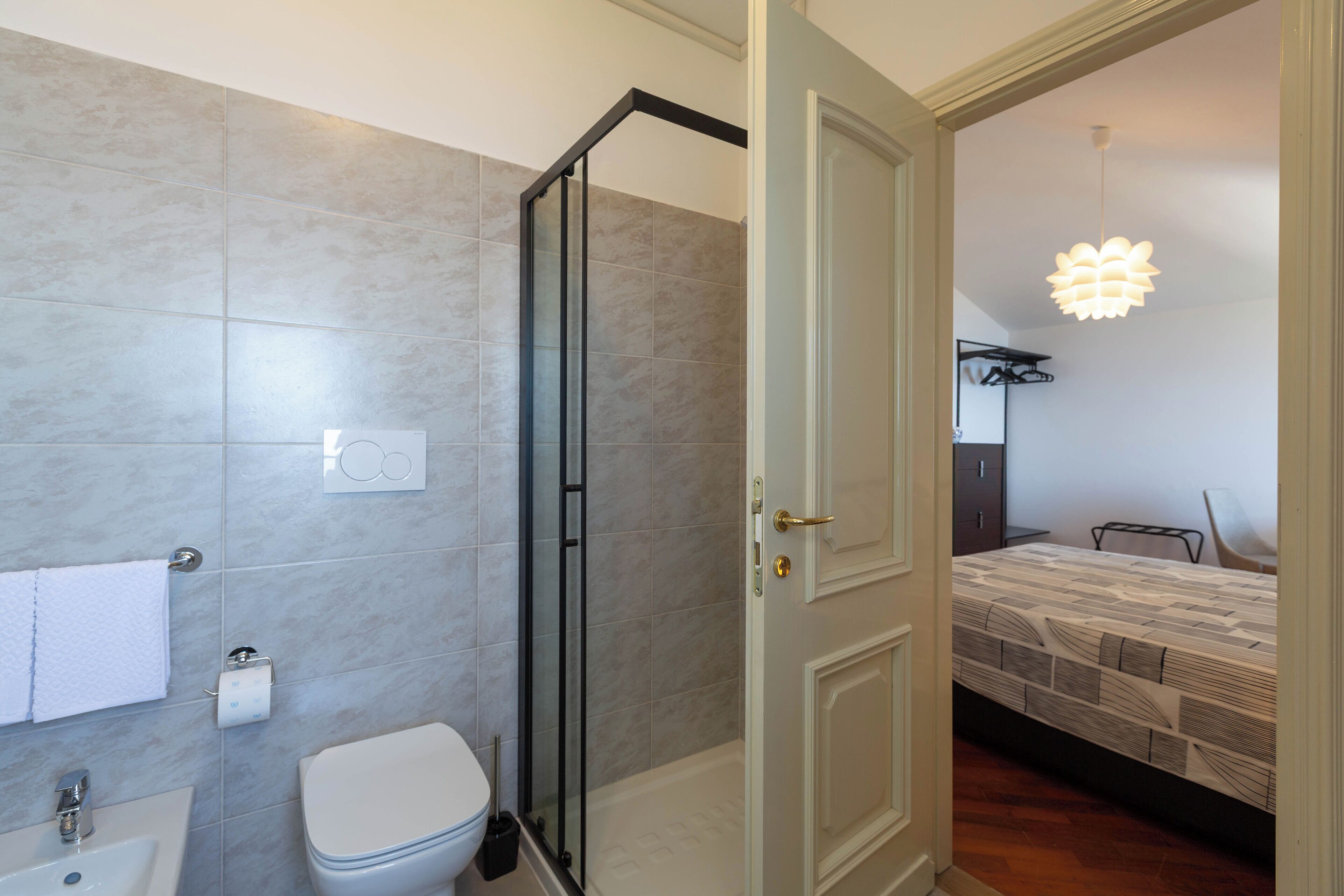 Doccia, asciugacapelli, bidet, asciugamani