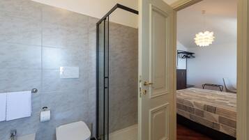 Doccia, asciugacapelli, bidet, asciugamani