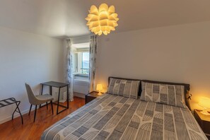 1 室のベッドルーム、デスク、WiFi (無料)、ベッドシーツ