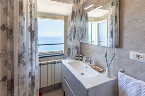 シャワー、ヘアドライヤー、ビデ、タオル