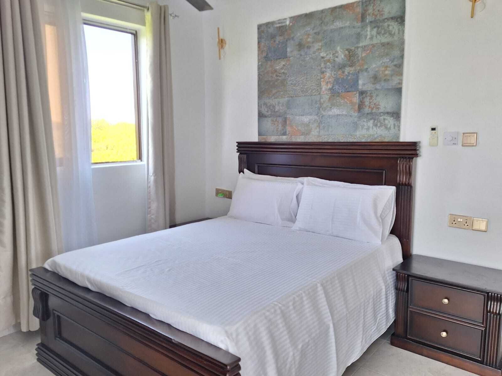 标准双人房 | 办公桌、笔记本电脑工作区、遮光窗帘、免费 WiFi