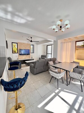 Phòng đôi Tiêu chuẩn | Bàn, khu vực làm việc phù hợp cho laptop, màn/rèm cản sáng