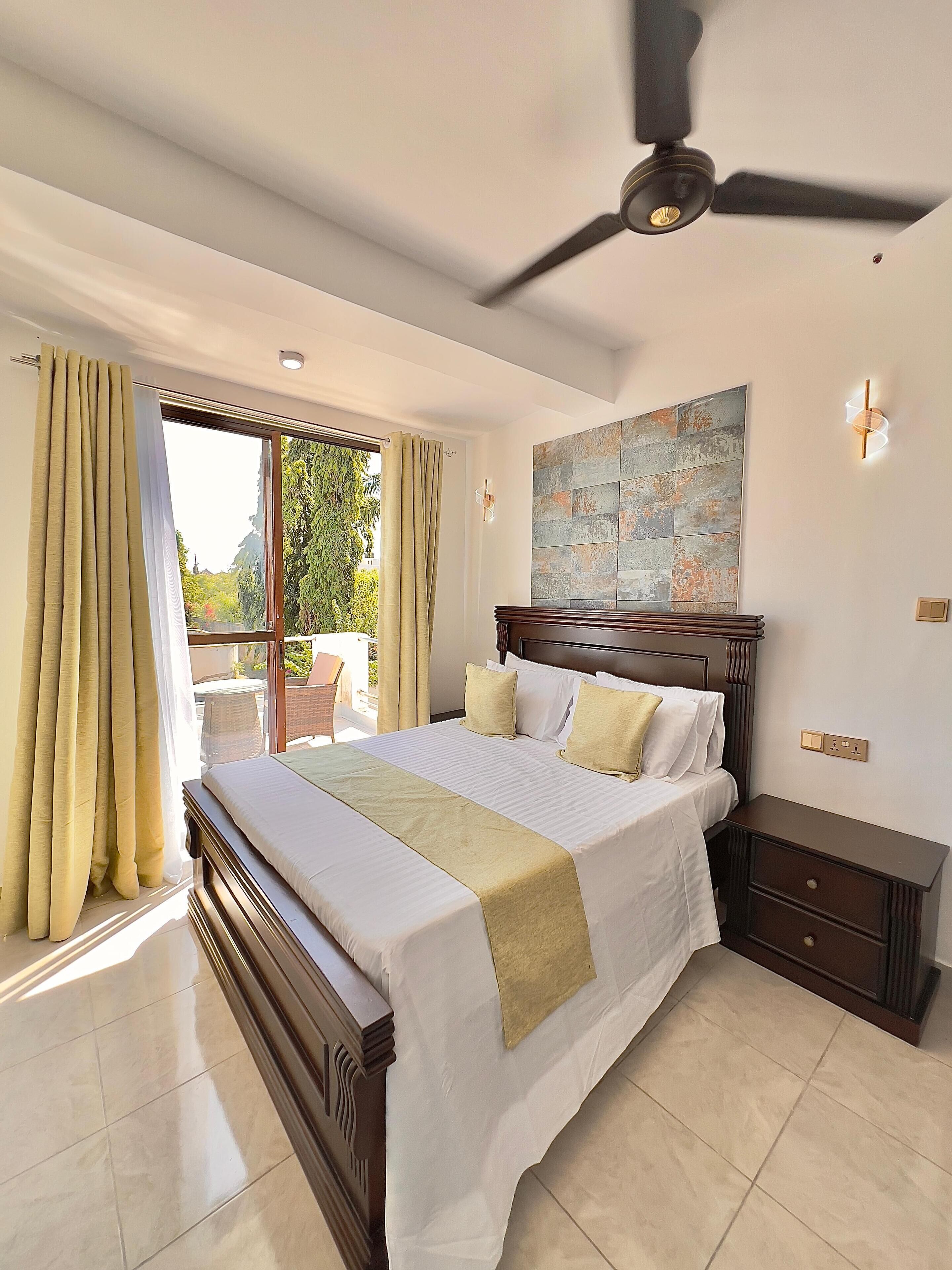 مكتب ومساحة عمل للكمبيوتر المحمول وستائر تعتيم وواي فاي مجانًا