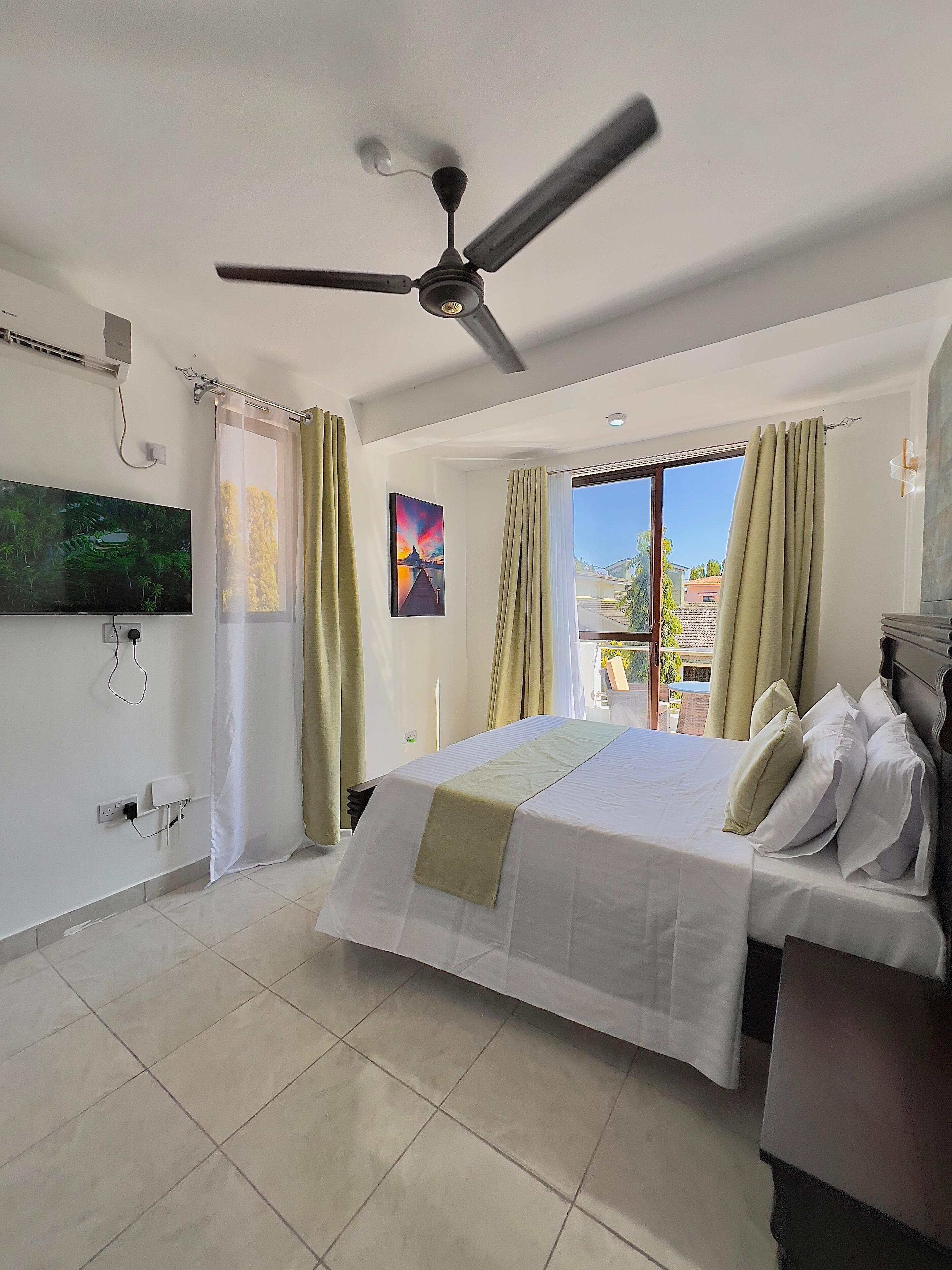 奢华双人房, 阳台, 庭院景观 | 办公桌、笔记本电脑工作区、遮光窗帘、免费 WiFi