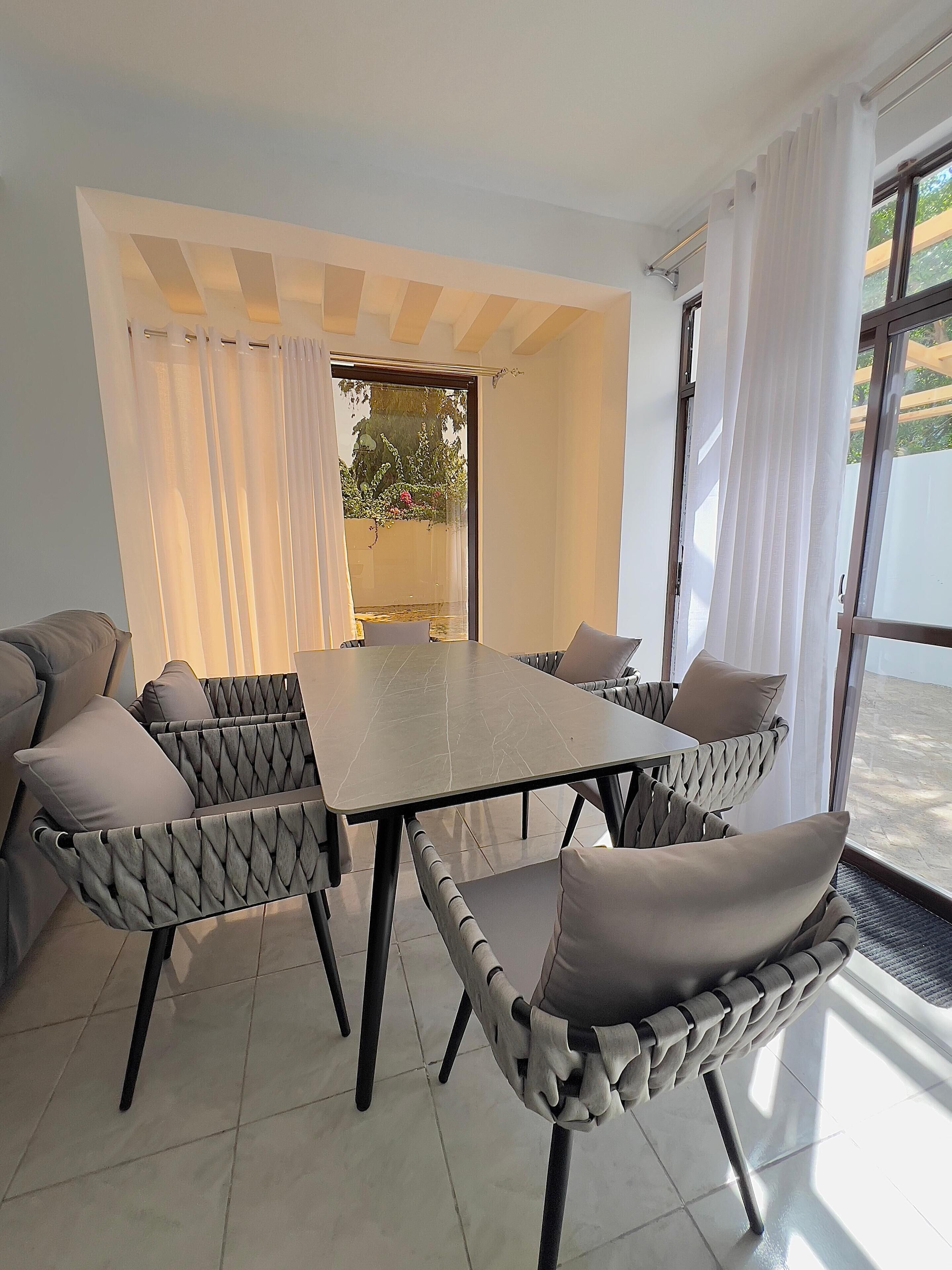 مكتب ومساحة عمل للكمبيوتر المحمول وستائر تعتيم وواي فاي مجانًا