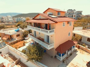 Vista frontal de la propiedad