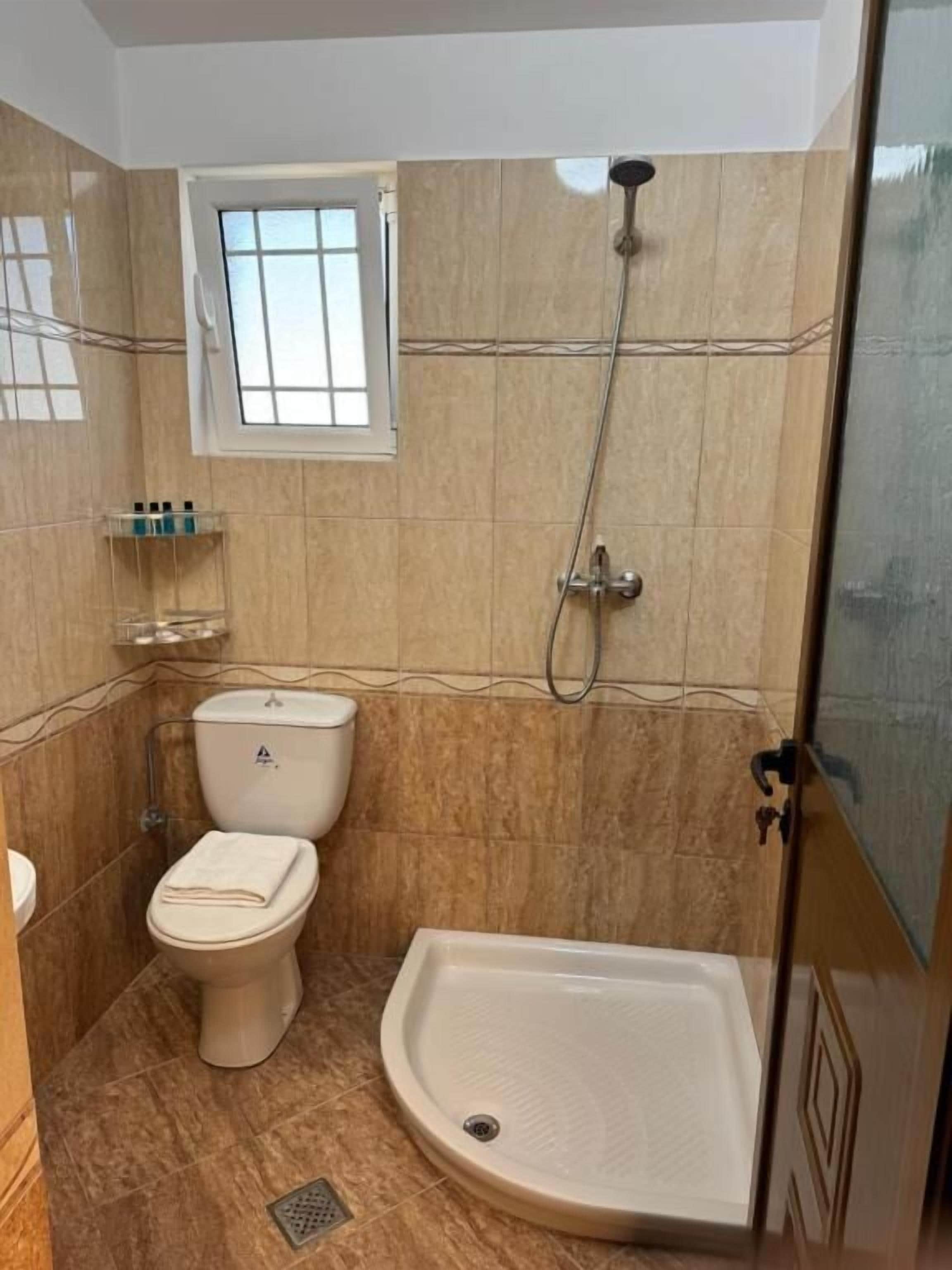 Apartamento, vista para o mar | Banheiro | Chuveiro, toalhas de banho, sabonete, papel higiênico