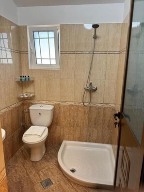 Lägenhet - havsutsikt | Badrum | Dusch, handdukar, tvål och toalettpapper