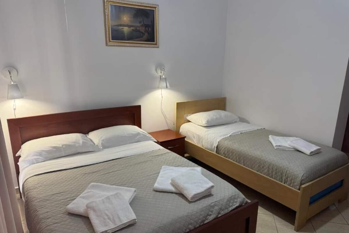 Triple Room | WiFi (free), bed sheets
