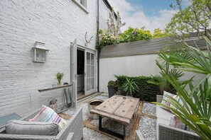 House - 3-bed Home w Private Parking Fairytale Garden (London)