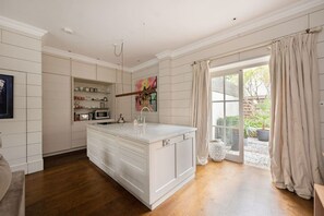 2 bedrooms - 3-bed Home w Private Parking Fairytale Garden (London)