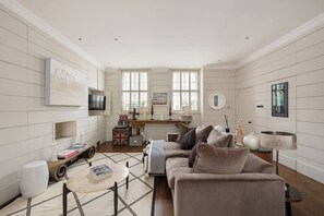 House - 3-bed Home w Private Parking Fairytale Garden (London)