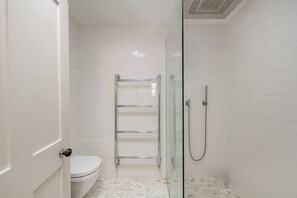 House - 3-bed Home w Private Parking Fairytale Garden (London)