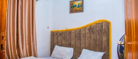 2 chambres, fer et planche à repasser, Wi-Fi, draps fournis