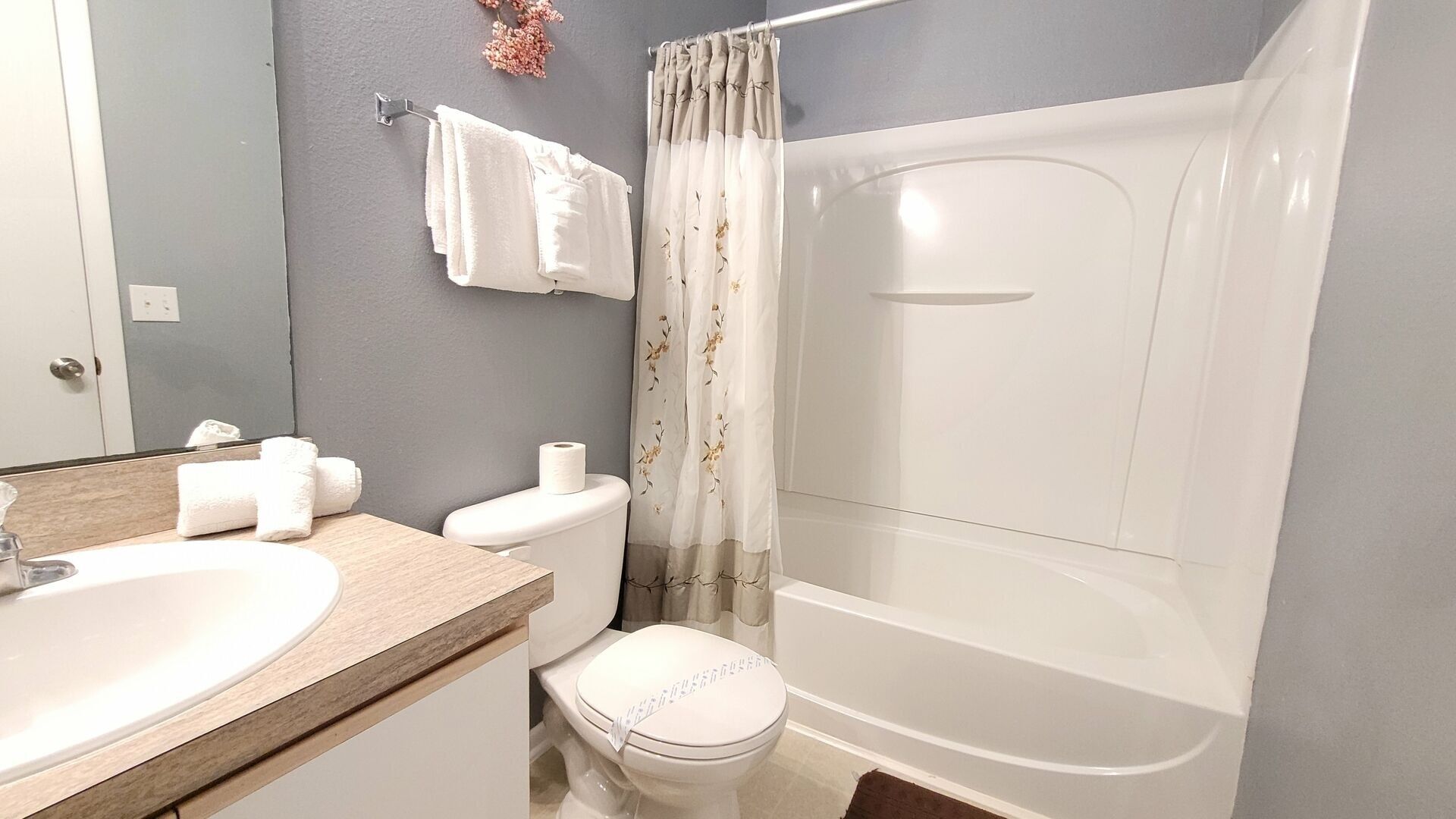 Un baño con lavamanos, inodoro y bañera.