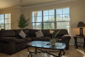 Condo, 3 quartos | Área de estar