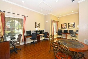 Condo, 3 habitaciones | Centro de negocios