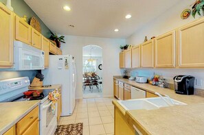 Casa, 5 habitaciones | Cocina privada | Refrigerador, horno, cafetera y tetera y tostadora 