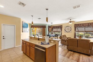 House, 4 Bedrooms | Interior - Ws477cb 4 Bedroom Home (Davenport)