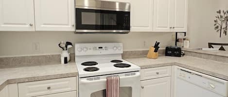 House, 4 Bedrooms | Private kitchen