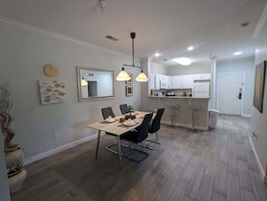 Condo, 2 Bedrooms | Tempat makan