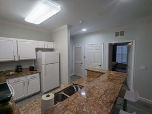 Appartement, 2 slaapkamers | Privékeuken | Een koelkast, een oven, een koffiezetapparaat/waterkoker