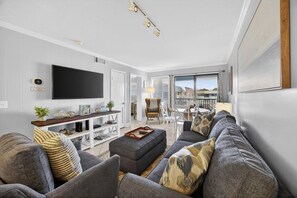 Condo, 2 Bedrooms | Living area