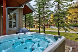 Bañera de hidromasaje al aire libre