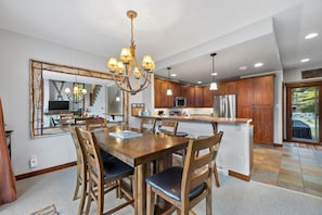 Dining - Trapper's Landing 20 4 Bedroom Townhouse (Sun Peaks)