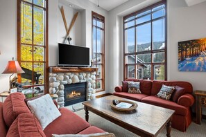 Living area - Trapper's Landing 20 4 Bedroom Townhouse (Sun Peaks)