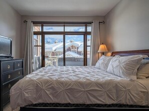Room - Stones Throw #17 2 Bedroom Condo (Sun Peaks)