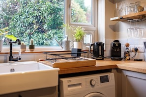 Private kitchen - Beautiful 2BD Cottage in Nailsworth (Nailsworth)