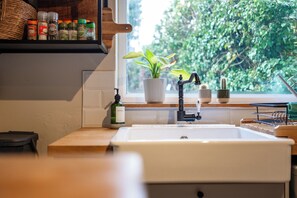 Private kitchen - Beautiful 2BD Cottage in Nailsworth (Nailsworth)