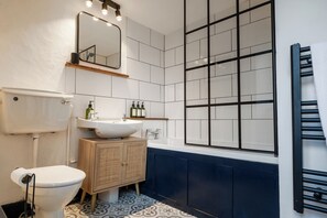 Bathroom - Beautiful 2BD Cottage in Nailsworth (Nailsworth)