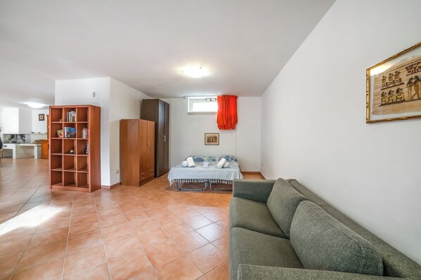 Appartamento Standard, camere multiple (Apartment Civico 32 Relax&Pool) | Area soggiorno | TV 32 pollici con canali via cavo