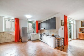 Appartamento Standard, camere multiple (Apartment Civico 32 Relax&Pool) | Cucina privata | Frigorifero, microonde, forno, piano cottura