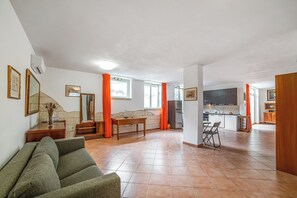 Appartamento Standard, camere multiple (Apartment Civico 32 Relax&Pool) | Area soggiorno | TV 32 pollici con canali via cavo