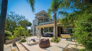 A modern house with a balcony, outdoor seating, and a garden. - Civico Apartments (Carpignano Salentino)