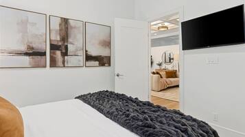 4 chambres, bureau, fer et planche à repasser, lit parapluie