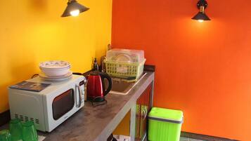 Frigorífic, microones i cafetera i tetera